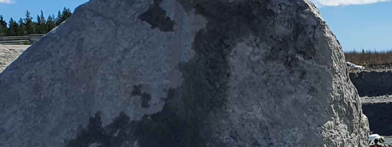 Ett av stenblocken som flyttas för Norrbotniabanan är 42,5 kubikmeter stor och väger 120 ton. Foto: Trafikverket