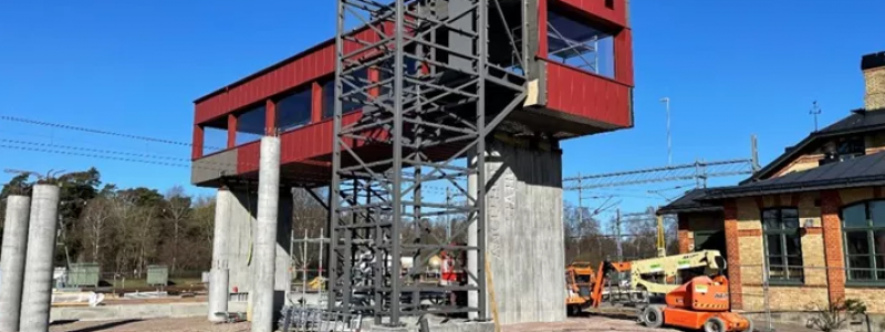 Den nya gångbron över spåren på Ängelholms station. Foto: Trafikverket