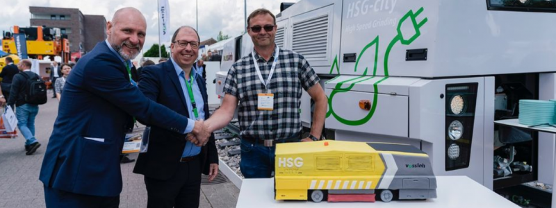 Till vänster Jimmy Hagström, vd Vossloh Rail Services Scandinavia. Bredvid honom Marcel Taubert, vd på Vossloh Rail Services och till höger Ronny Fykop, teknisk ingenjör på Sporveien. Foto: Vossloh