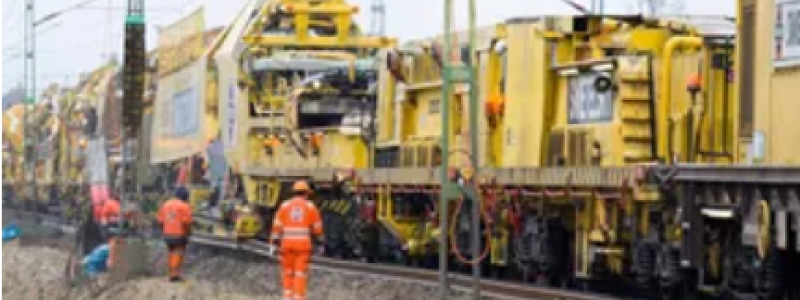 Trafikverket lägger upp till två kilometer spår per dag och spårläggningståget når snart Sollefteå. Foto: Trafikverket