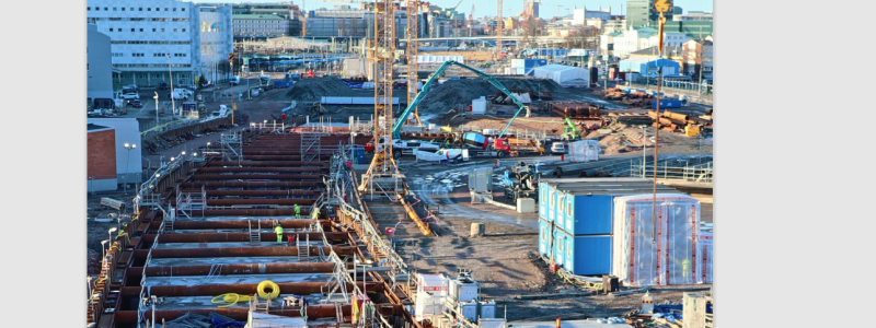 Bygget av dubbelspåriga järnvägstunneln Västlänken i Göteborg drar fram genom stadens centrum. Trafikverket stöter på stora problem i detta jätteprojekt och ställs nu inför utmaningar som innebär kraftiga förseningar och fördyringar.