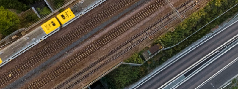 Banan är angiven som en brist i den nationella planen för transportsystemet 2018-2029 utifrån kapacitet och långa restider. Foto: Trafikverket