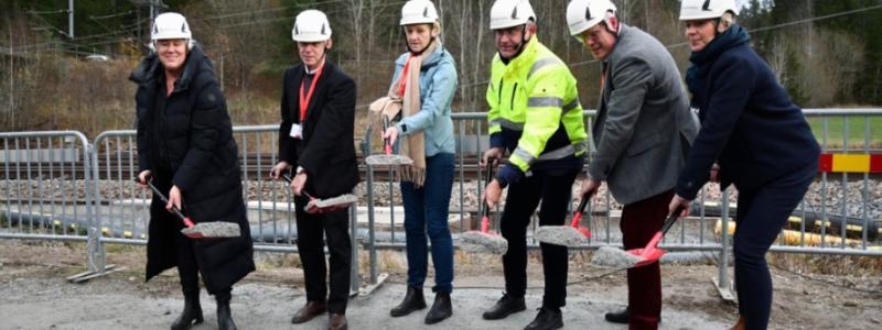 Spadarna sattes i marken av Trafikverkets generaldirektör Roberto Maiorana och kommunstyrelsernas ordföranden från de fem berörda kommunerna längs Ostlänkens sträcka Boel Godner, Södertälje kommun, Daniel Portnoff, Trosa kommun, Urban Granström, Nyköping kommun, Sophia Jarl, Norrköping kommun och och Kristina Edlund, Linköping kommun.
Foto: Malin Svantesdotter, Trafikverket