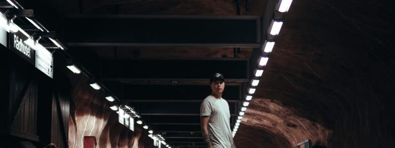 Trafikverket och Transportstyrelsen har pekat på att en ny lag skulle öka tryggheten för resenärer i järnvägs- och kollektivtrafiken. Foto: steven erixon/unsplash