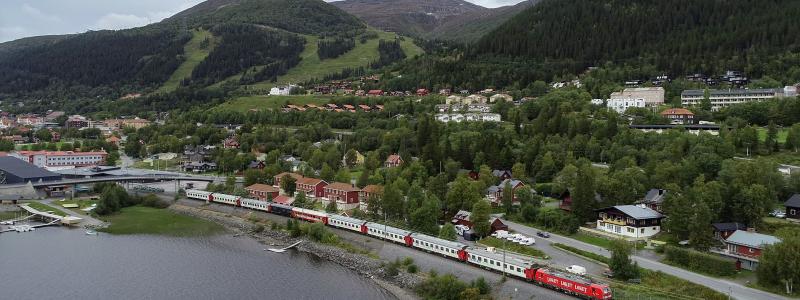 Snälltåget och Åreskutan Foto: Snälltåget
