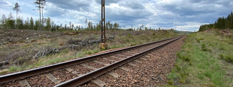 Peab har fått uppdraget att bygga 13 kilometer dubbelspår samt planskilda korsningar mellan Jakobshyttan och Degerön. Foto: Trafikverket