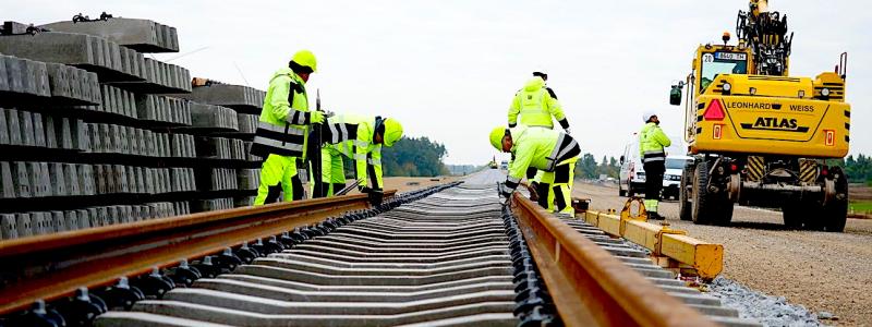 Spårläggningen har inletts på Rail Baltica-sträckan mellan Šveicarija och Žeimiai i Litauen. Den 8,8 kilometer långa delen ska stå klar vid årets slut. Foto: RB Rail AS