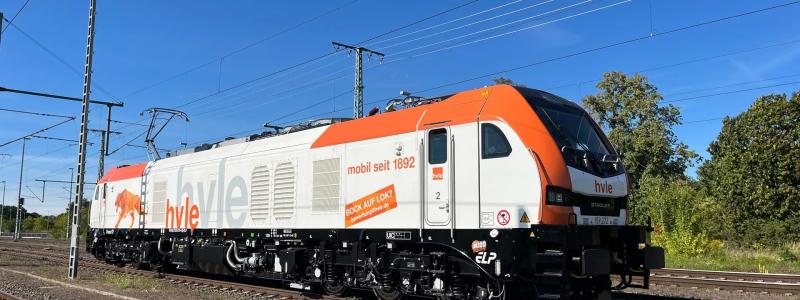Leveransen av det 100:e EURODUAL-loket visar enligt tillverkaren att hybridtekniken inte längre är en nischlösning utan håller på att etableras som standard i europeisk godstrafik. Foto: Stadler