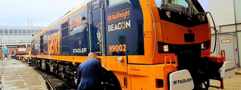 En av de stora höjdpunkterna på InnoTrans 2024 var Stadlers nya lokomotiv, Class 99. Av dessa kommer 30 lokomotiv att byggas för brittiska Beacon Rail och drivas av GB Railfreight. Class 99 är baserad på det väl beprövade EURODUAL-konceptet och har en dubbel drivteknik, vilket innebär att den kan köras både elektriskt och dieselelektriskt. 
Foto: Markku Björkman