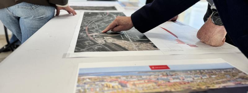 Redan vid öppningstid strömmade besökare in, nyfikna på att fördjupa sig i förslaget och få svar på sina frågor. Foto: Piteå kommun