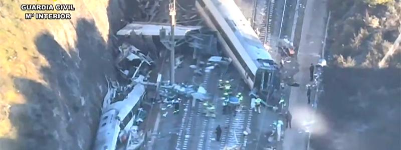 Olycksplatsen. En oberoende utredningskommission under den statliga haverikommissionen CIAF har tillsatts. Parallellt har en rättslig utredning inletts, där Guardia Civil redan börjat höra vittnen och personal. Urspårning följdes av frontalkollision. Foto: Guardia Civil