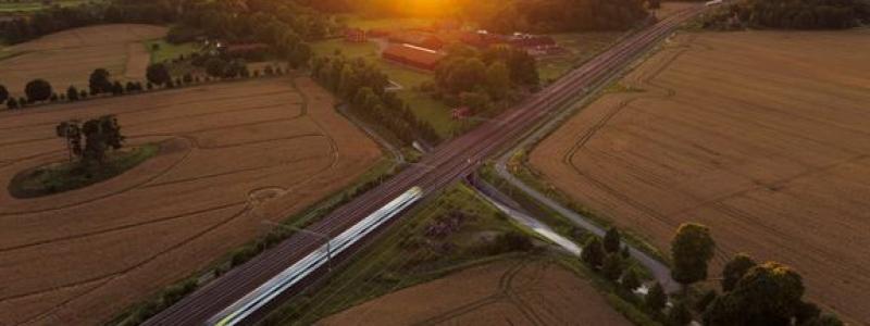 Den nya järnvägen för hastigheter upp till 250 km/h ska minska restiden och öka tågavgångarna, då dagens enkelspår inte möter behovet. Foto: Sweco