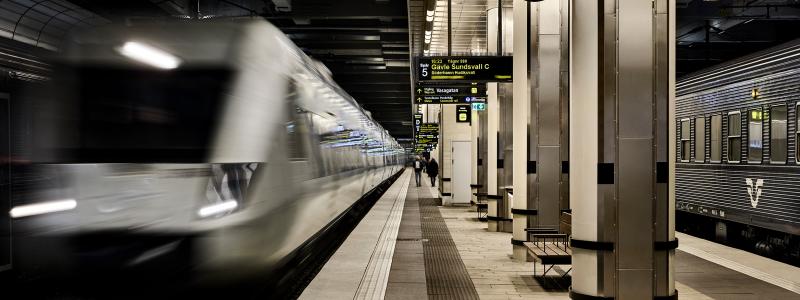 Plattformsmiljöerna har fått en integrerad takbelysning som skapar större trivsel och tillgänglighet på Stockholms centralstation. Foto: Måns Berg