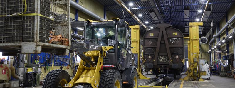 Eldrivna L25 Electric i arbete inomhus på Euromaint i Sundsvall. Foto: Torbjörn Bergkvist