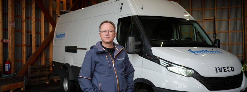 Teamet arbetar ofta direkt på bangårdar och andra svåråtkomliga platser, där snabb tillgång till rätt utrustning är avgörande för att minimera driftstopp. Foto: Swemaint
