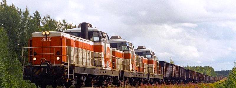 En trio av Dr16-dieselelektriska lokomotiv drog ett 5 200 ton tungt Kostamus-to-Raahe Taconite-tåg uppför Hangas-kullen nära Pikkarala station, i Uleåborg, Finland, den 1 september 2001. Foto: Wikipedia Common, Kredit: TeVe