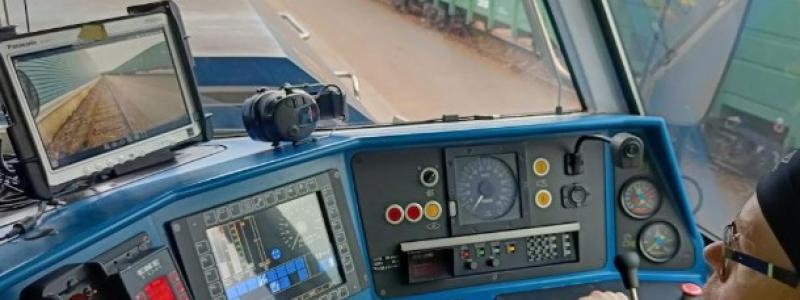 Förarhytt i godståg utrustad med digitala övervaknings- och kamerasystem, exempel på teknik som används för att minska risker och förebygga skador i järnvägstrafiken. Arkivbild: Railway Metrics and Dynamics