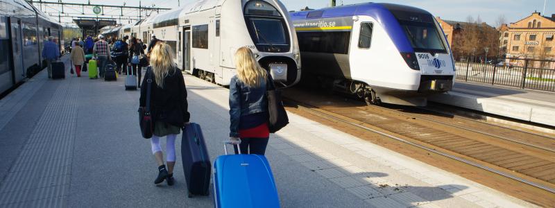 En jämförelse mellan biljettpriserna 1990 och 2022 visar att det har blivit billigare att resa med tåg. Foto: Transportstyrelsen