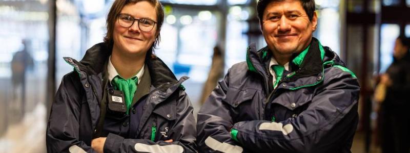 Tågvärdarna Gunilla och Zaheerudin från Hallsberg. Foto: SJ