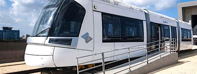 Prototyp av tåget som kommer att trafikera längs Tel Avivs röda linje. Foto: Ynhockey, CC BY-SA 4.0 på Wikimedia Commons
