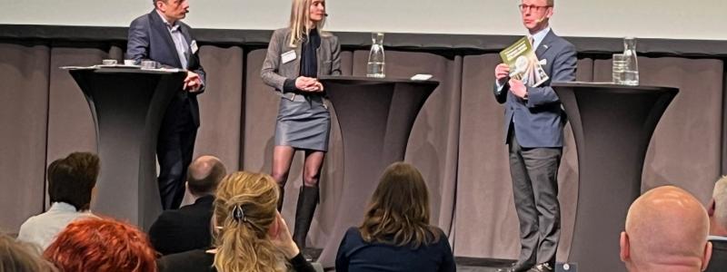 Kristoffer Tamsons (till höger), ordförande för JBS, och tidigare Stockholms trafiklandstingsråd/trafikregionråd 2014–2022 inledde och avslutade JBS-konferensen som ägde rum på Clarion Hotel på Södermalm i Stockholm. Till vänster moderatorerna Stephan Ray, Green Cargo och Linda Thulin, Trafikverket. FOTO: Anders Carlsson