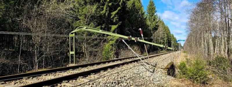 Skadad kontaktledningsstolpe mellan Herrljunga-Borås. Foto: Andreas Erlandsson