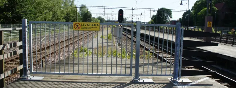 Plattformsgrindar och förstärkt plattformsavslut i Upplands Väsby.
Foto: Trafikverket