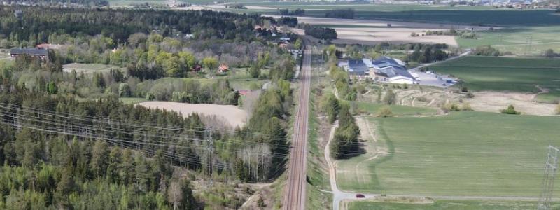 Förändringen omfattar väg 1060 och väg 649 Gårdsvägen. Järnvägsplanen innehåller även en miljökonsekvensbeskrivning som beskriver påverkan på miljön. Foto: Trafikverket
