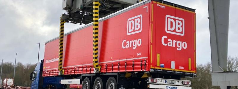 Lyft av gods från väg till järnväg. Foto: DB Cargo