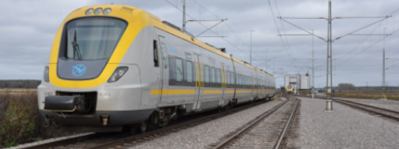 Platsen har strategiska fördelar, särskilt dess direkta anknytning till godsbangården, vilket utgör en avgörande faktor vid val av plats. Det är särskilt betydelsefullt med tanke på den kommande Fehmarn Bält-förbindelsen som förväntas öppna 2029. Denna förbindelse förväntas ge en betydande positiv impuls till godstrafiken i området. Foto: Train Alliance