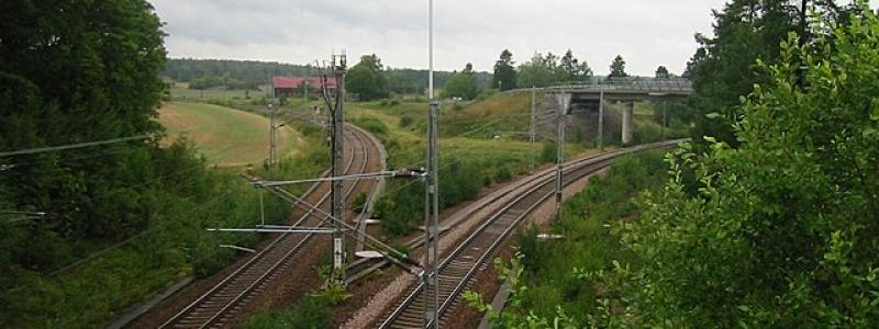 Spåret som svänger till höger är spåret mot Kvicksund och Kolbäck, 2011. Foto: MagnusA/Wikimedia Commons