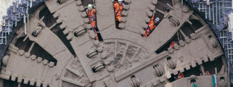 Bilden visar genombrottet i en av de färdigställda HS2-tunnlarna under Chiltern Hills. Tunnlarna visar hög teknisk nivå – men resten av projektet släpar efter. Foto: HS2