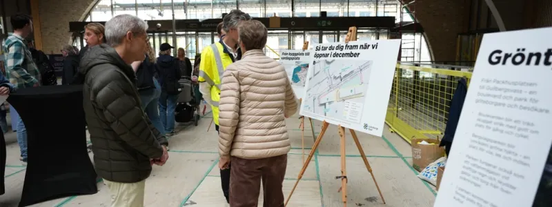 Besökare i det nya stationshuset. Foto: Daniel Falk, Trafikverket