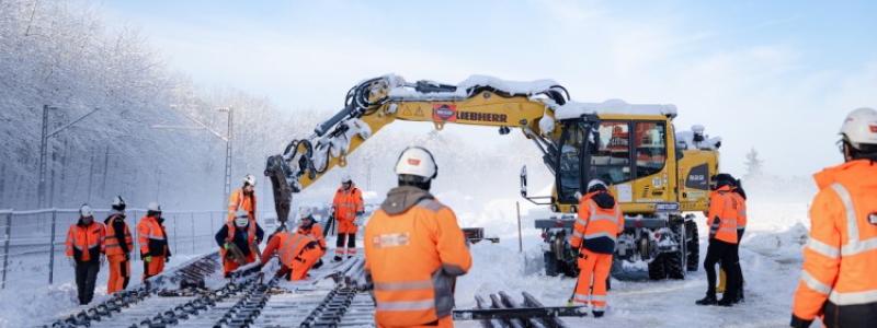 Ämnen i utskottet kommer enligt VDV även att omfatta korridorsaneringar – på bilden syns byggförberedelser inför den omfattande upprustningen av sträckan Nürnberg–Regensburg under den gångna för tyska förhållanden ovanligt hårda vintern. Foto: Deutsche Bahn AG / Thomas Kiewning