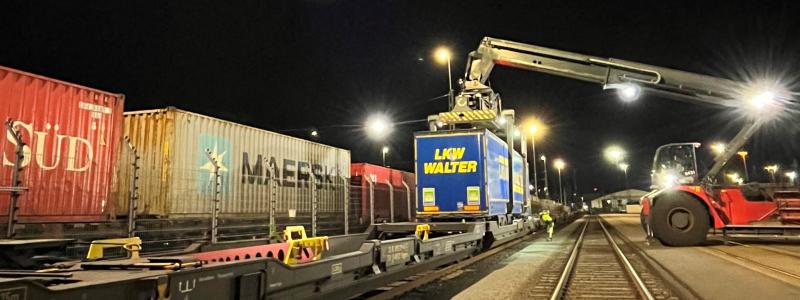 Även icke-kranbara semitrailers kan smidigt lastas på rälsarna med Nikrasa TX-systemet, utan att den befintliga standarder på terminaler, vagnar eller räls behöver modifieras. Foto: TX Logistik