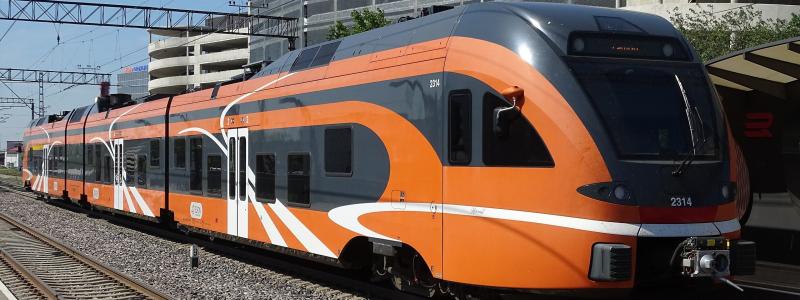 Stadlers Flirt vid stationen i Tallinn. Flirt får nu köra i estniska bolaget Elrons tjänst även längs lettiska spår. Foto: Wikipedia Commons Lic. Kredit: Ari Meskens