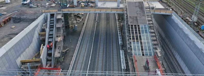 Stationsområdet tar form. Spår läggs, plattformar, trappor, rulltrappor och hissar byggs. Gång- och cykelbron slutförs.
Foto: Implenia Sverige AB