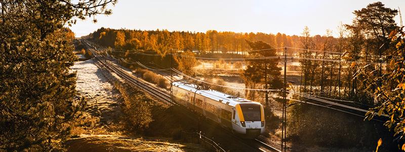 Tåg i vintrigt landskap Foto: Värmlandstrafik