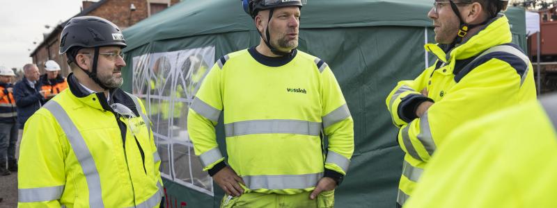 Infrastruktur- och bostadsminister Andreas Carlsson (till höger) i samspråk med Bertrand Gryspeert (till vänster) som är vd för Vossloh i Sverige och Fredrik Johansson (mitten) som är projektledare för Prefab och installation på Vossloh.
FOTO: Kasper Dudzik