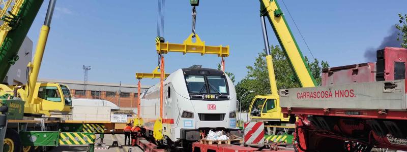Redo för den långa resan norrut: de nya ICE L Loken transporteras med speciella lastbilar och placeras med kran på standardspåret i spanska Figueras nära den franska gränsen. Precis som med ICE L-vagnarna, som också fortfarande behöver godkännande, måste loken transporteras i ett godståg. De helt nya loken från Talgo togs emot av DB Cargos personal i Mannheim och fördes till Nürnberg. Foto: DEutsche Bahn, media