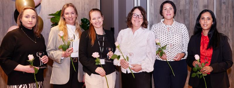 Vinnarna av Women in Rail Awards 2026: R&I in Railway Award – Sara Ålbrink, Försvarsmakten Mentoring and Leadership Award – Patrizia Wallén, Trafikverket, mottogs av Camilla Granholm Next generation in Rail Award – Femhoppet, mottogs av Annette Wolff Women Empowerment Award – SJ, mottogs av Monica Höglind Visibility & Representation Award – Järnvägskvinnor, mottogs av Mia Magnusson och Elina Kabir Foto: Tågföretagen