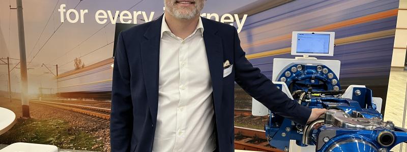 På järnvägsmässan Train & Rail berättade Ulf Hambeck, Europachef för Voiths järnvägsdivision, hur digitala automatkoppel kan minska den "luft" som i dag finns i järnvägssystemet – alltså den kapacitetsförlust som uppstår när analoga godståg inte kan kommunicera med övriga tåg.