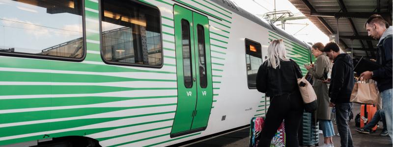 Passagerare stiger på VR:s gröna tåg. Foto: Pressbild VR