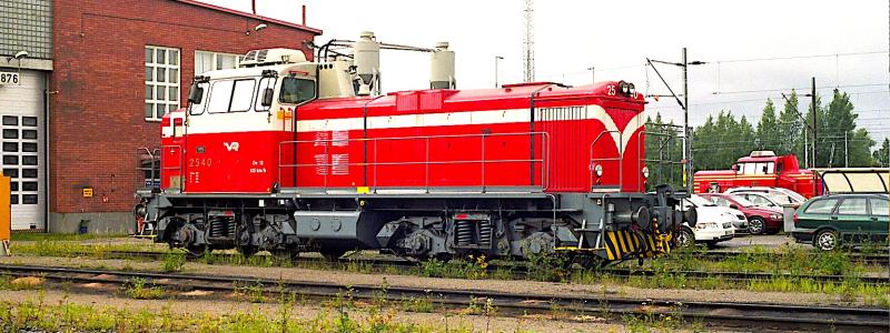 VR:s äldre utrustning: diesel-lok Dv12-serie nro 2540. Foto: Wikipedia Commons Lic. Kredit: Methem (Mikko J. Putkonen)