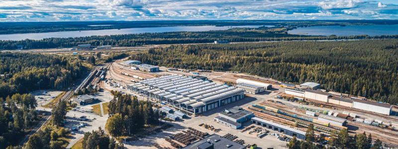 VR FleetCares serviceverkstad i finländska staden Pieksämäki med depån i bakgrunden.
Foto: Wikipedia Common Lic. Kredit: Taru Heinonen – eget verk