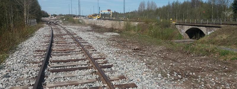 Vy från den södra änden av järnvägens godsbangård i Torneå i Finland. Foto: Mikko J. Putkonen (Methem)/Wikimedia Commons/https://commons.wikimedia.org/wiki/File:Tornio_railway_freight_yard_20240526_001.jpg