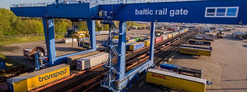 Besvikelse bland anhängarna av Rail Baltica. Kostnaderna skenar, tidsplanen är överspelad – men kriget i Ukraina ger det historiska projektet med en europeisk nord-sydlig järnvägsförbindelse genom Baltikum ny fart. Foto: Kombiverkehr AG