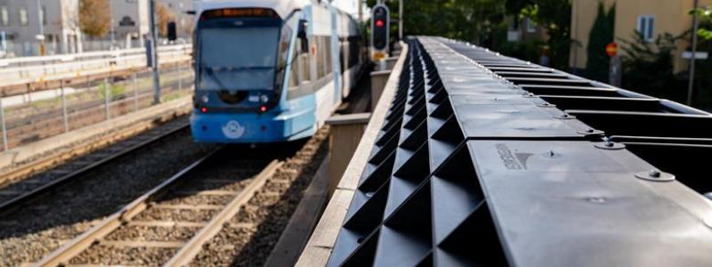 Wavebreakers ljuddämpningsmodul är designade för att installeras ovanpå bullerbarriärer. Foto: Wavebreaker