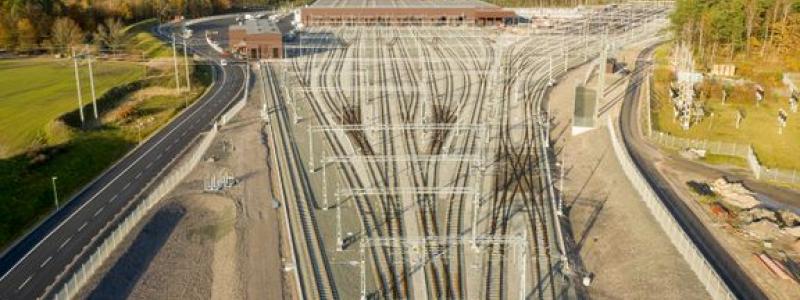 I Kärråkra utanför skånska Hässleholm ligger Sveriges modernaste verkstadsdepå för tåg. Vossloh har bland annat levererat växlar och ett så kallat MYA-system, Modular Yard Automation, som automatiskt lägger om till rätt rutt in och ut ur depån. Foto: Kasper Dudzik/Vossloh