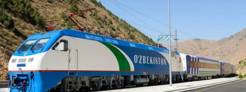 Uzbekistanskt passagerartåg på väg. Foto: TågoperatörennO'zbekiston temir yo'llari,